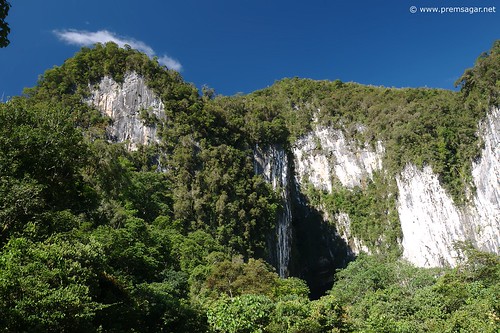 On the way to Deer cave